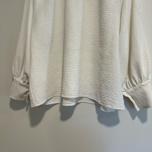 Calvin Klein Women's Medium Cold Shoulder White Blouse. Crushed Textured Fabric. - Picture 10 of 10